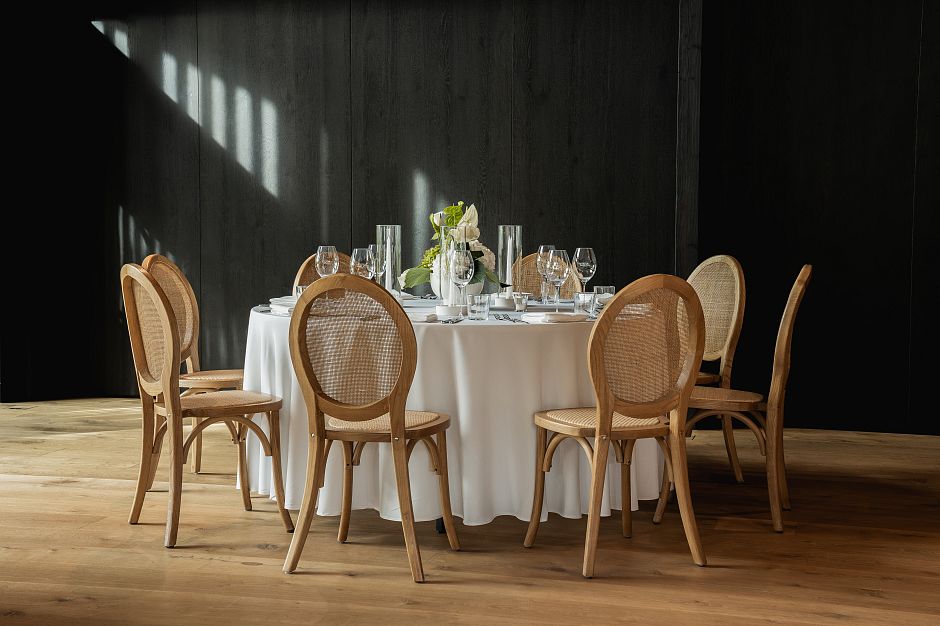 Gedeckter Tisch für eine Hochzeit an der Eventlocation am Chiemsee.