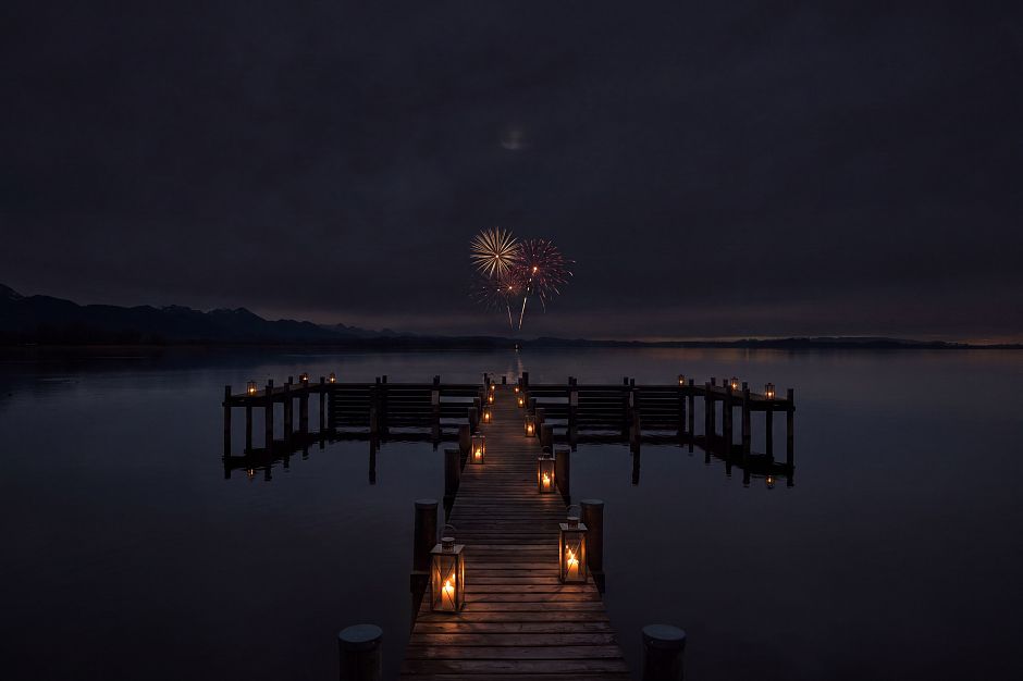 Firefly_bearbeite das bild passend zum silvester Motto Lake Noir sehr dunkel-schwarz mit eine 467046
