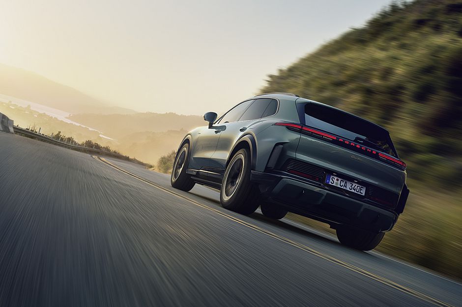 Cayenne Electric (WLTP)*: Stromverbrauch kombiniert: 21,8 – 19,7 kWh/100 km, CO₂-Emissionen kombiniert: 0 g/km, CO₂-Klasse: A.